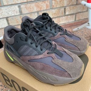 Yeezy 700 in the color mauve